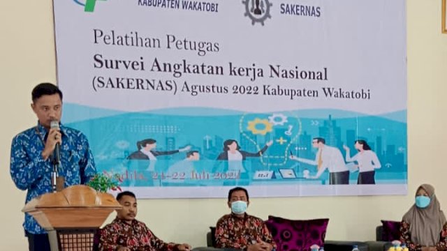 Kepala Badan Pusat Statistik (BPS) Kabupaten Wakatobi La Ode Ikhsanuddin Hamid, memberikan sambutan saat pelatihan Petugas Survei Angkatan Kerja Nasional (Sakernas) di Aula Vila Nadila, Kecamatan Wangiwangi, Kamis (21/7/2022). (Istimewa)