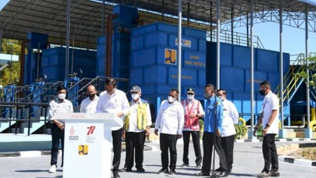 Presiden Joko Widodo didampingi Ibu Iriana Joko Widodo meresmikan sistem penyediaan air minum (SPAM) Wae Mese II di Kabupaten Manggarai Barat, Nusa Tenggara Timur (NTT) pada Jumat (22/07/2022). (Istimewa)