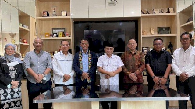Ketua IKA Unhas Andi Amran Sulaiman  bersama Rektor Uniba dan jajaran civitas Akademik Uniba. (Istimewa)