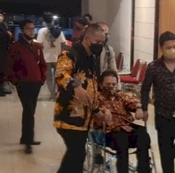 Keluar Dari Ruang Pemeriksaan Polda Metro Jaya, Roy Suryo Pakai Kursi Roda
