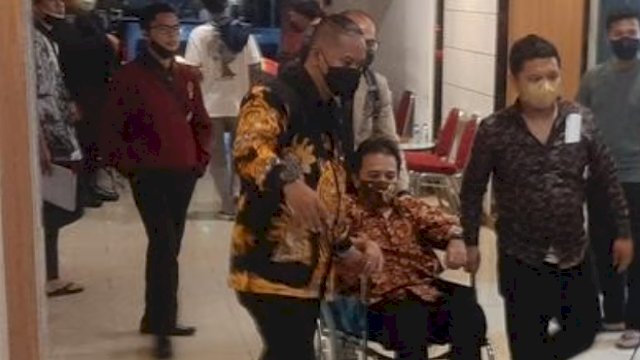 Didorong Kuasa Hukumnya, Roy Suryo Keluar dari Ruangan Pemeriksaan Direktorat Reserse Kriminal Umum (Ditreskrimum) Polda Metro Jaya menggunakan kursi roda, Jumat (22/07/2022). (Istimewa)