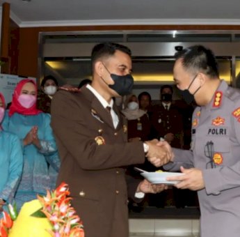 Kombes Pol Pasma Kunjungi Kejari Jakbar, Beri Kejutan Hari Bhakti Adhyaksa ke-62