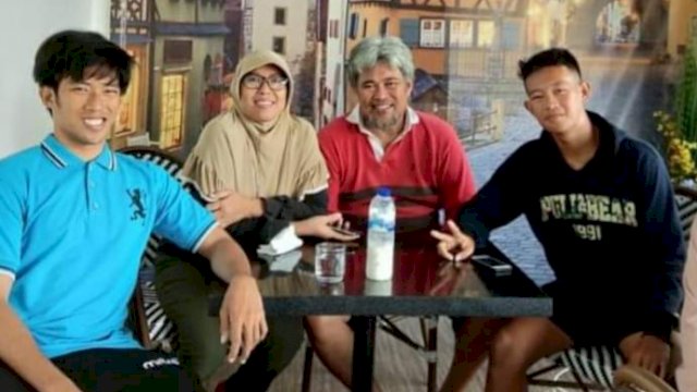 Abdi Satria (Kaos Merah).