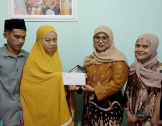 Gubernur Andi Sudirman Beri Uang Duka ke Ibu yang Bayinya Meninggal Akibat Salah Suntikan Obat