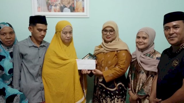 Tim Relawan Andalan Peduli Sulsel yang diutus Gubernur Sulsel menyambangi rumah ibu Danendra Atharprazaka Nirwan di Desa Tamannyeleng, Kabupaten Gowa. (Istimewa)