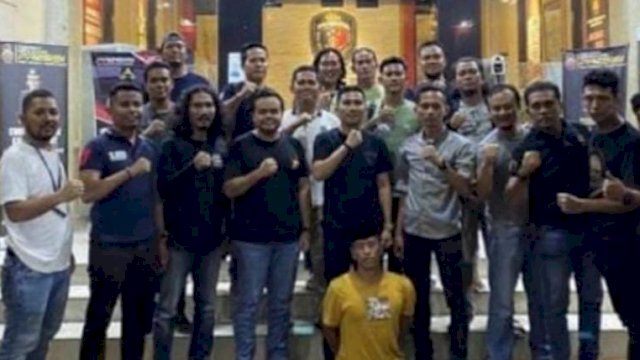 Tim Ditreskirmsus Poldasu Dengan Tersangka Pelaku Pembunuhan di Samosir. (Foto: Istimewa)