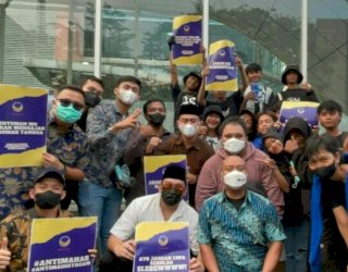 NasDem Jaksel Bagikan Masker di Lokasi Citayam Fashion Week