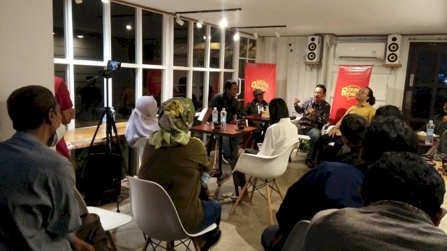 Komunitas Berani Mikir menggelar diskusi berani bicara, Jum'at (22/07/2022) malam. (Foto: Rahim Arza/Republiknews.co.id)
