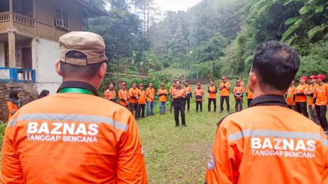 Relawan Baznas Sulsel foto saat melakukan Pelatihan Manajemen Tanggap Darurat Bencana di Malino, Kabupaten Gowa, Sabtu (23/07/2022). (Istimewa)