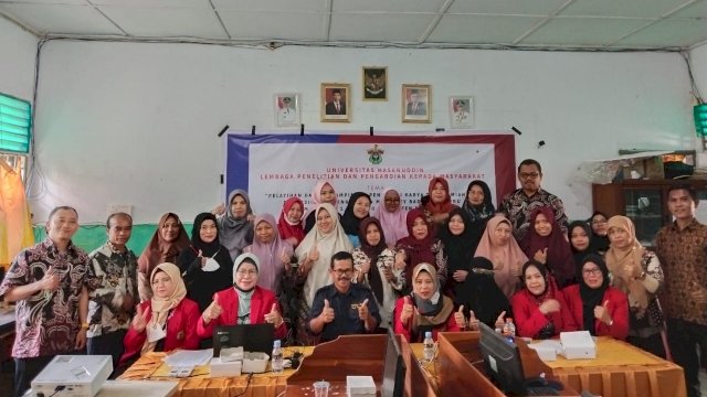 Tim dari LPPM Unhas berswma para Guru SMPN 1 Bungoro Kabupaten Pangkep. (Istimewa)