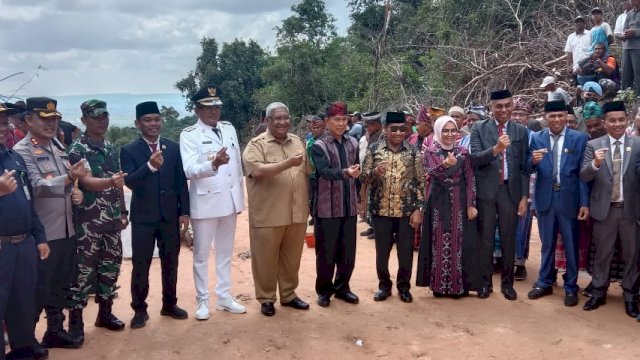 Foto bersama Gubernur Sultra Ali Mazi, Pj. Bupati Buteng Muhammad Yusup dan Ketua DPRD Buteng Bobi Ertanto setelah acara peletakan batu pertama pembangunan kantor Bupati dan DPRD Buteng, Sabtu (23/07/2022).