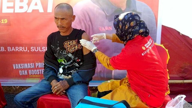 Salah satu warga Kabupaten Barru saat melaksanakan vaksinasi Covid-19 yang digelar BINDA Sulsel Korwil Barru, Minggu (24/7). (Dok: Humas BINDA Sulsel)