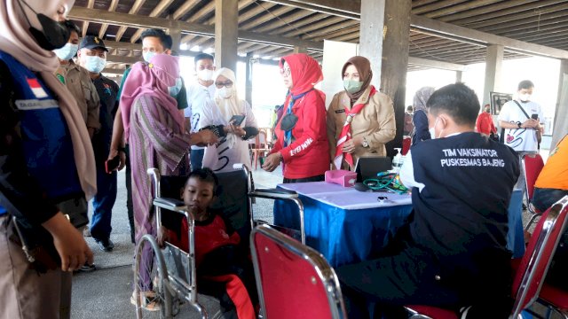 Salah satu anak penyandang disabilitas ikut melakukan vaksinasi pada Pekan Vaksinasi Covid-19 Inklusif di Pelataran Istana Tamalate Balla Lompoa, kemarin. (Dok. Humas Gowa)
