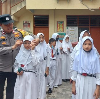 Peduli Pendidikan, Polsek Tambora Jakarta Barat Beri Kacamata Gratis Untuk Siswa dan Guru