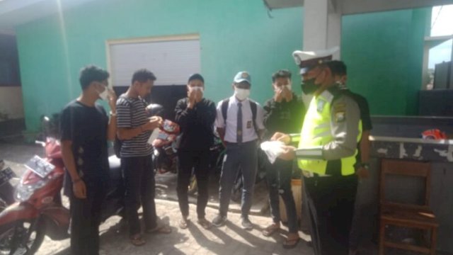Kasat Lantas Polrest Soppeng AKP S Sahar saat sosialisasi keselamatan berkendara kapada pelajar, Senin (25/07/2022). (FOTO. Yusuf/Republiknews.co.id)