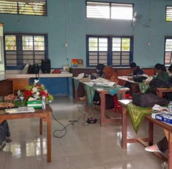 Guru SMP di Merauke Dilatih Bahasa Inggris Mind Mapping