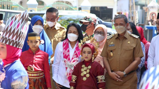 Bupati Wajo Amran Mahmud Saat Menyambut Menteri Pemberdayan Perempuan dan Perlindungan Anak (PPPA) Republik Indonesia, Bintang Puspayoga Saat Kunjungannya Di kabupaten Wajo, Sulawesi Selatan.(Foto: Dok Humas Pemkab Wajo)