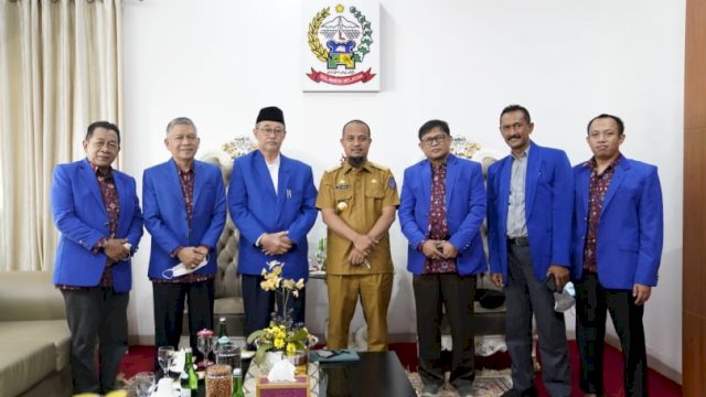 Gubernur Sulsel Andi Sudirman Sulaiman, menerima kunjungan Audiensi Civitas akademik Universitas Muhammadiyah Makassar Prof. Ambo Asse dan jajaran di Rumah Jabatan Gubernur Sulsel, Senin (25/07/2022). (Istimewa)