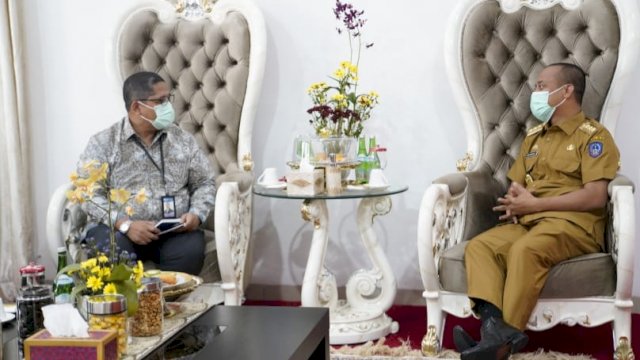 Gubernur Sulsel Andi Sudirman Sulaiman, berbincang dengan Kepala Perwakilan BI Sulsel Causa Iman, Senin (25/07/2022). (Istimewa)