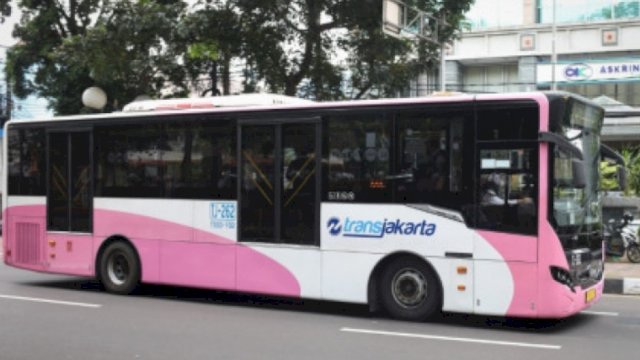 Bus TransJakarta berwarna Pink ini dikhususkan bagi pelanggan perempuan. (Istimewa)