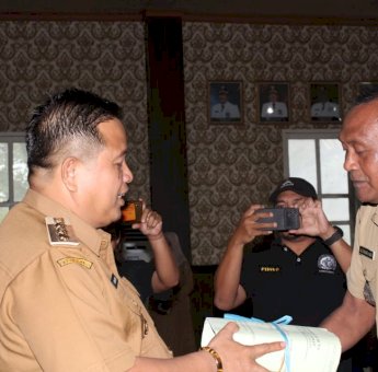 Bupati Muna Serahkan SPPT dan PBB-P2, Harap Tahun Ini Lebih Besar