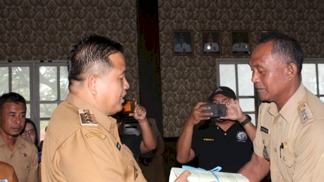 Bupati Muna Rusman Emba, saat menyerahan SPPT PBB- P2, tahun pajak 2022 digelar di Aula Kantor Bupati Muna, Senin (25/07/2022). (Foto: Rustam/Republiknews.co.id)