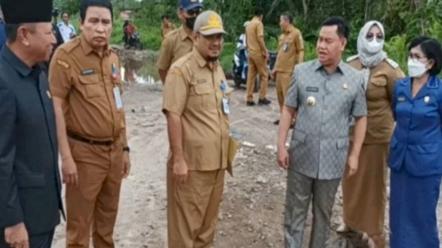 Bupati Kotawaringin Timur, Halikinnor, bersama Ketua DPRD Kotawaringin Timur, Wakil Ketua DPRD Kotawaringin Timur, Rudianur, Hairis Salamad, saat meninjau kondisi jalan lingkar selatan yang rusak parah. (Istimewa)