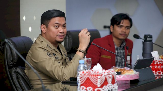 Bupati Gowa Adnan Purichta Ichsan saat menerima kunjungan Forum Darul Arqam Madya Pimpinan Cabang Ikatan Universitas Muhammadiyah Makassar, di Baruga Karaeng Pattingalloang, Kantor Bupati Gowa. (Dok. Humas Gowa)