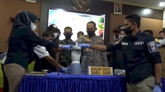 Sat Narkoba Polres Takalar bersama Forkopimda Belender Sabu hasil pengungkapan seberat 88,6910 Gram. (Istimewa)