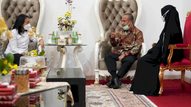 Gubernur Sulsel Andi Sudirman Sulaiman didampingi Ketua PKK Sulsel Naoemi Octarina, berbincang dengan Menteri Pemberdayaan Perempuan dan Perlindungan Anak (KPPPA) I Gusti Ayu Bintang Darmawati. (Istimewa)
