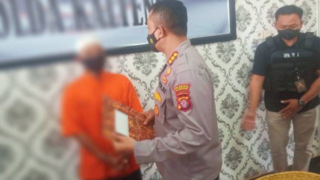 Pelaku Guru Ngaji Cabul saat diamankan di Polresta Palangka Raya. (Istimewa)