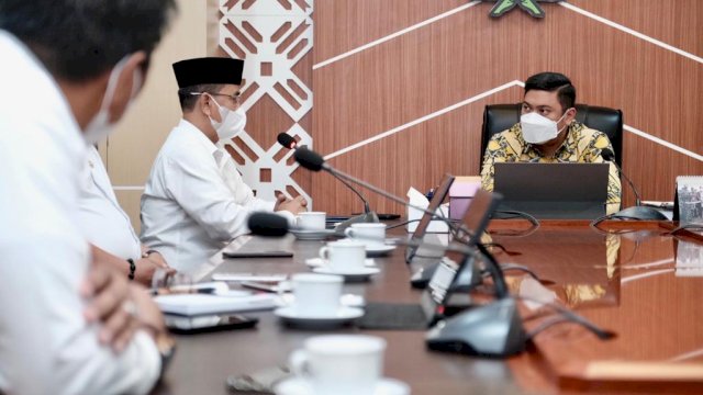Bupati Gowa Adnan Purichta Ichsan saat menerima audiens Kepala Kantor Kementerian Agama Sulsel, K.H. Khaeroni dan pejabat dengan membahas rencana kegiatan Kemah Merdeka Toleransi yang berlangsung di Kabupaten Gowa. (Dok. Humas Gowa)