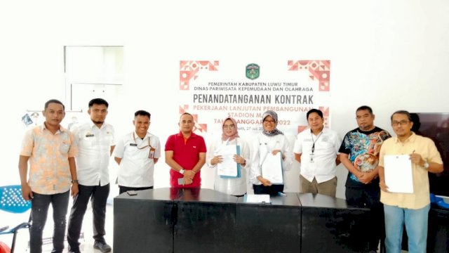 Penandatanganan kontrak pekerjaan lanjutan pembangunan stadion Malili