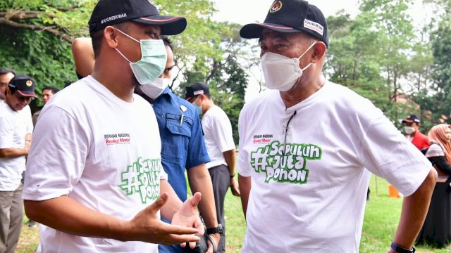 Gubernur Sulsel Andi Sudirman Sulaiman, berbincang dengan Menteri Koordinator Bidang Pembangunan Manusia dan Kebudayaan Muhadjir Effendy, saat kegiatan penanaman pohon di Universitas Hasanuddin Makassar, Selasa (26/07/2022). (Istimewa)