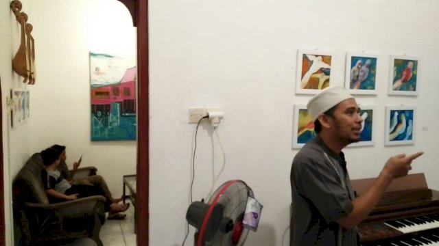 Hajriansyah, Perupa asal Kalimantan Selatan itu tengah memaparkan soal lukisannya di Rumah Oettara, Kota Banjarbaru, Kalimantan Selatan, Selasa (26/07/2022). (Foto: Rahim Arza/Republiknews.co.id)