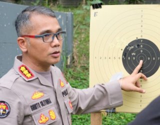 Tak Hanya Jago Menulis, Personel Humas Polda Banten Juga Jago Menembak