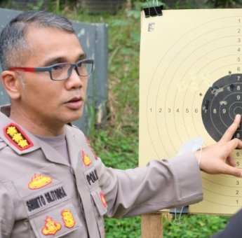 Tak Hanya Jago Menulis, Personel Humas Polda Banten Juga Jago Menembak