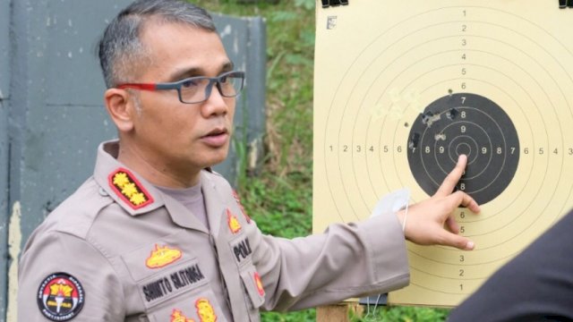 Kabid Humas Polda Banten Kombes Pol Shinto Silitonga, memperlelihatkan sasaran tembak personelnya yang sudah digunakan. (Foto: Istimewa)