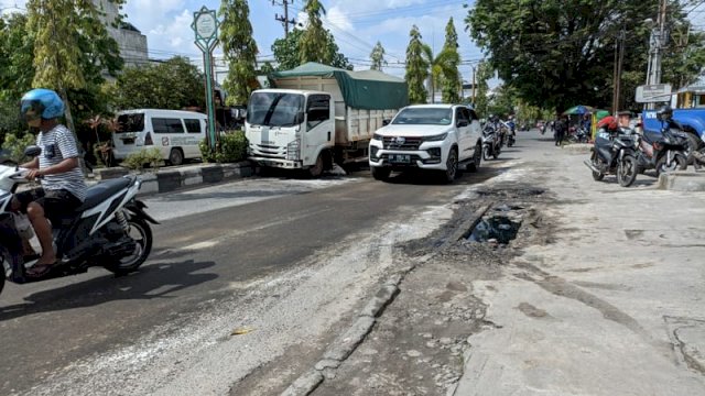 Kondisi Jalan HM Arsyad, Sampit, Kabupaten Kotawaringin Timur, yang licin akibat tumpahan minyak dari mobil truk yang mengalami kecelakaan. (Istimewa)