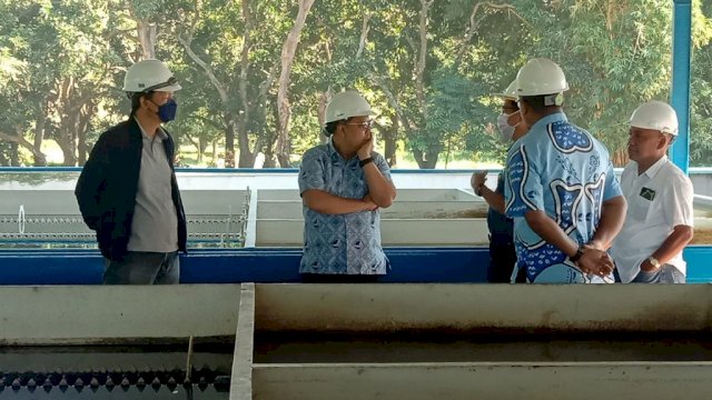 Direktur Teknik PDAM Kota Makassar, Asdar Ali, berbincang dengan petugas saat mengunjungi Instalasi Maccini Sombala, Kamis (28/07/2022). (Istimewa)