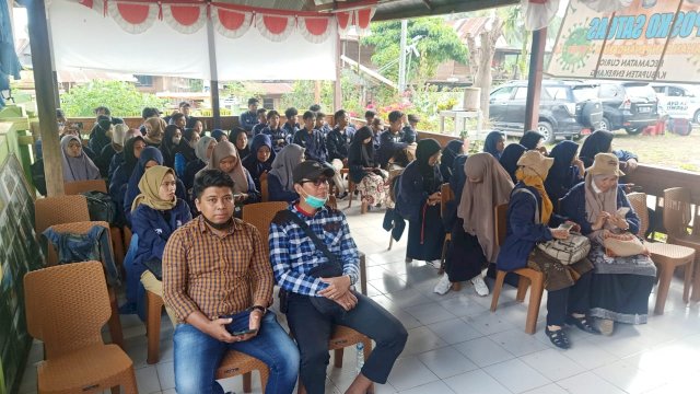 Ket : Mahasiswa KKN Universitas Muhammadiyah Parepare diterima oleh Pemerintah Kecamatan Curio, Kabupaten Enrekang, Selasa (26/07/2022). (Foto : istimewa)