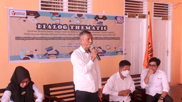 Ketua Bawaslu Soppeng Winardi, saat menyampaikan arahan pada dialog tematik yang digelar bersama organisasi pers dan organisasi kemahasiswaan.