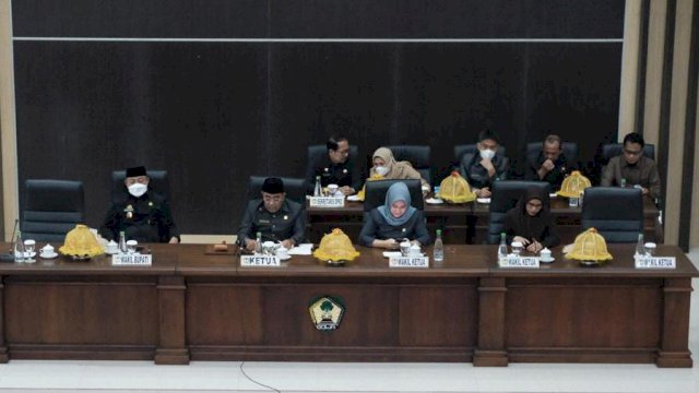 Suasana rapat paripurna penetapan Ranperda Pertanggungjawaban Pelaksanaan APBD 2021 Pemkab Gowa menjadi perda yang berlangsung di ruang rapat Kantor DPRD Kabupaten Gowa.
