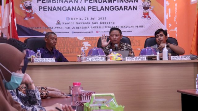 Anggota Bawaslu Provinsi Sulawesi Selatan Dr. Azry Yusuf menyampaikan materi pada kegiatan pembinaan/pendampingan penanganan pelanggaran di kantor Bawaslu Kabupaten Soppeng, Kamis (28/7/2022). (foto istimewa)