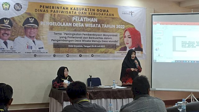 Kadis Pariwisata dan Kebudayaan Kabupaten Gowa Tenriwati Tahrir saat mengisi materi pada kegiatan Pelatihan Desa Wisata di Hotel Aryaduta Makassar, Kamis (28/07). (Dok. Chaerani/Republiknews.co.id)