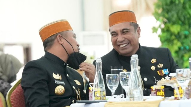 Gubernur Sulsel Andi Sudirman Sulaiman, berbincang dengan Bupati Maros Chaidir Syam, saat menghadiri HUT ke 63 Kabupaten Maros, Rabu (27/07/2022). (Istimewa)