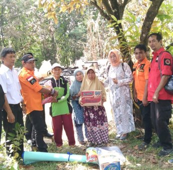 Kebakaran Rumah Panggung milik Pasutri Lansia di Barru, Andi Sudirman Kirimkan Bantuan