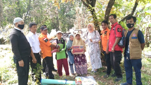 Penyaluran bantuan Gubernur Sulsel Andi Sudirman Sulaiman untuk korban kebakaran di Kabupaten Barru. (Istimewa)