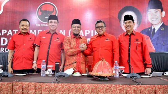 Gubernur Sulsel Andi Sudirman Sulaiman, melakukan salam komando dengan Sekjen DPP PDI-Perjuangan Hasto Kristiyanto. (Istimewa)