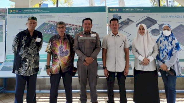 Para pejabat Direksi Air Limbah PDAM Kota Makassar, saat mengunjungi Direksi Kit di IPAL Losari, Jum’at (29/7/2022). (Istimewa)